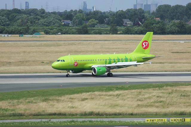 dscf1901.jpg - VP-BTX S7 Airlines Airbus A319-114