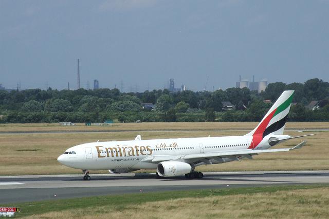 dscf1910.jpg - A6-EKX Emirates Airbus A330-243