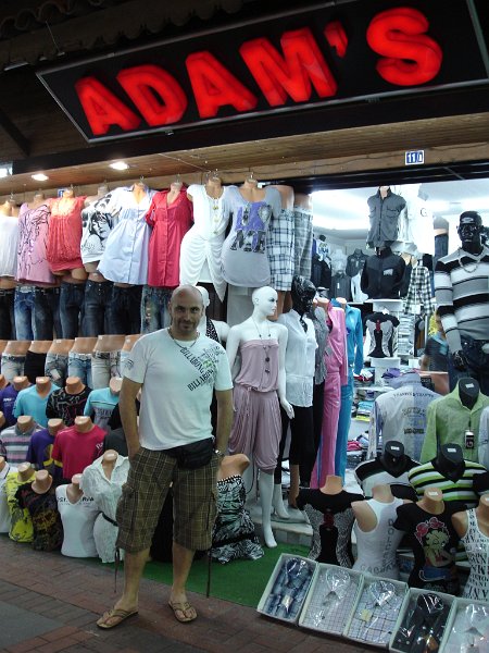 dsc00702.jpg - Adam hat in 2010 seinen ersten Laden . Beste Beratung ist selbstverständlich!