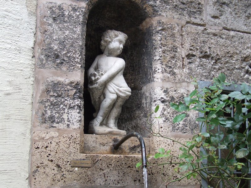dscf3650.jpg - Brunnen - Engel mit Weintrauben