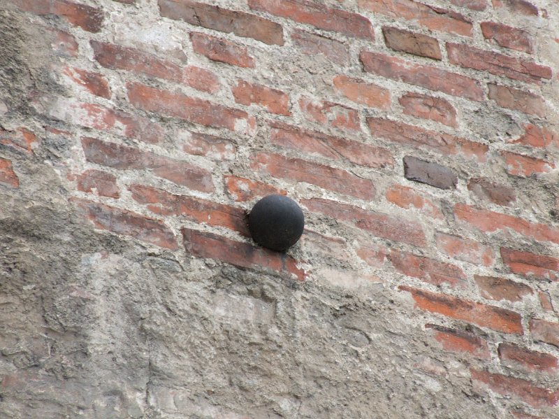 dscf3657.jpg - Die Kanonenkugel über dem Turmdurchgang erinnert an die Besatzungszeit 1796 durch Napoleon's Truppen